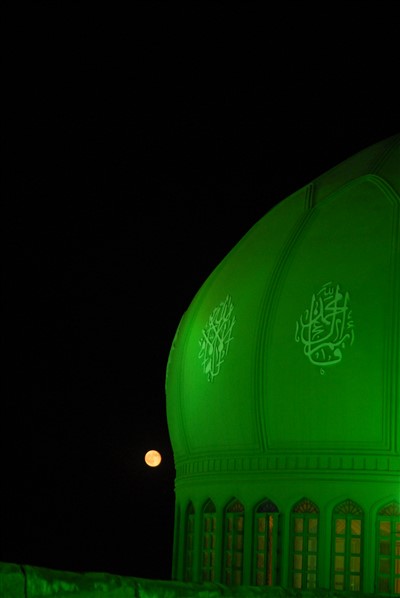 نمایی از گنبد مسجد جمکران در شب